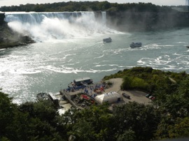 Les chutes et la ville vues depuis le restaurant tournant de la Skylon Tower